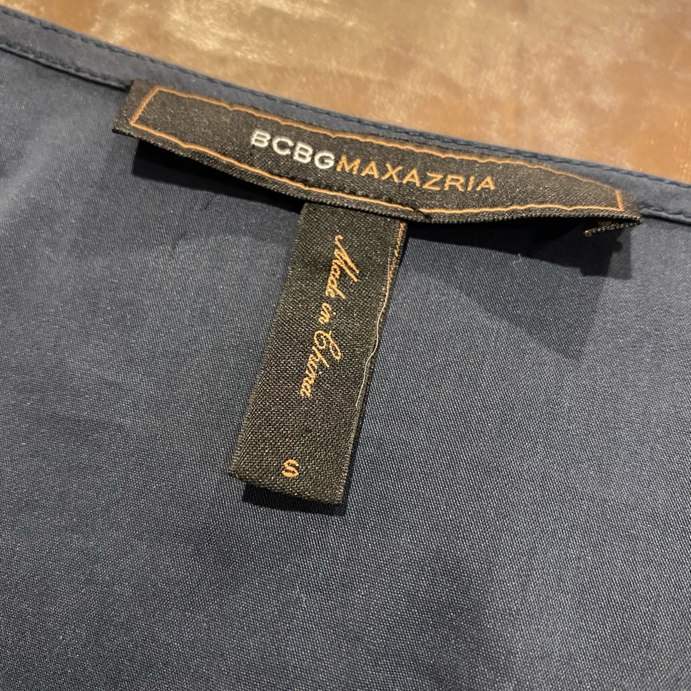 🛼 BCBGMAXAZRIA 🛼 Navy Blouse - Picture 3 of 6